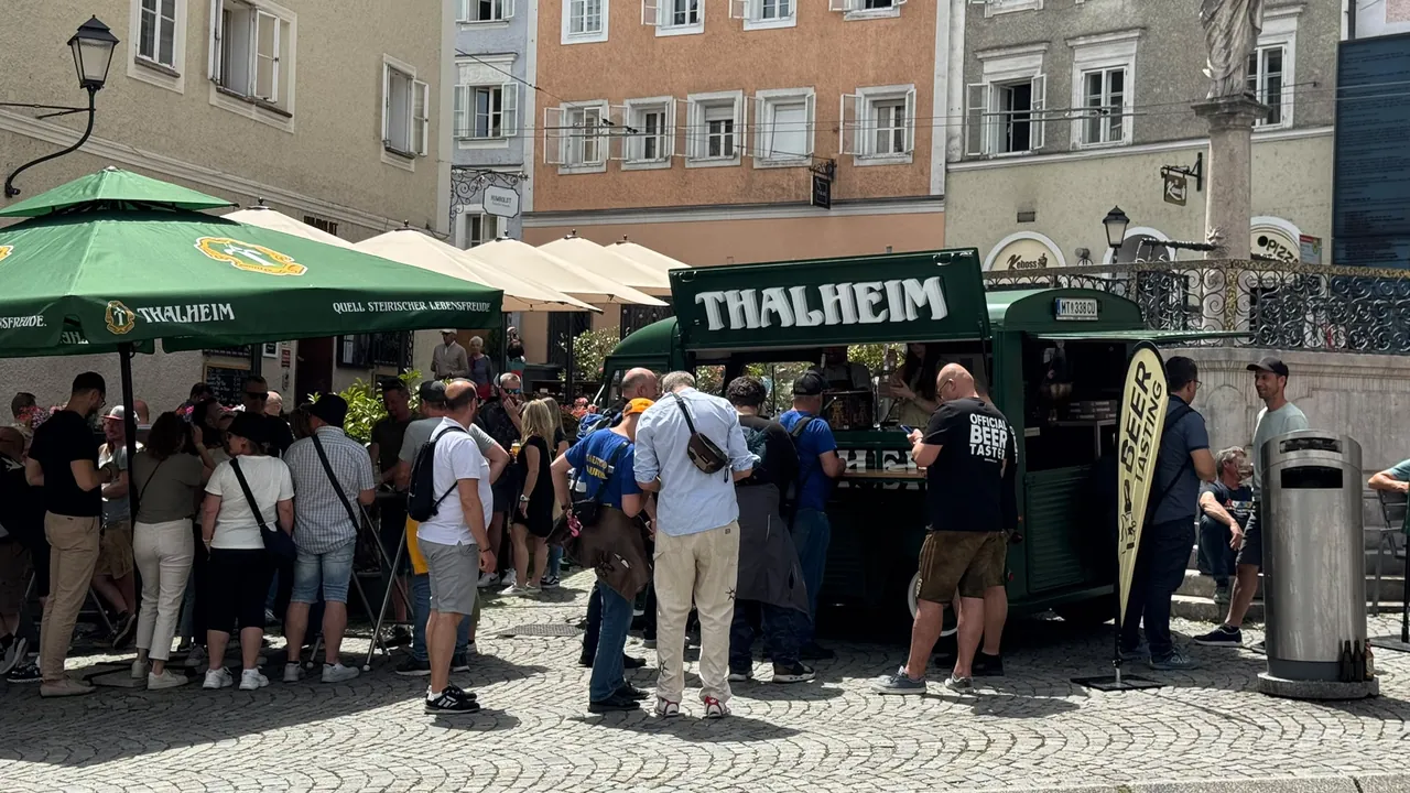 Belebte Gasse mit Bierständen während der Challenge